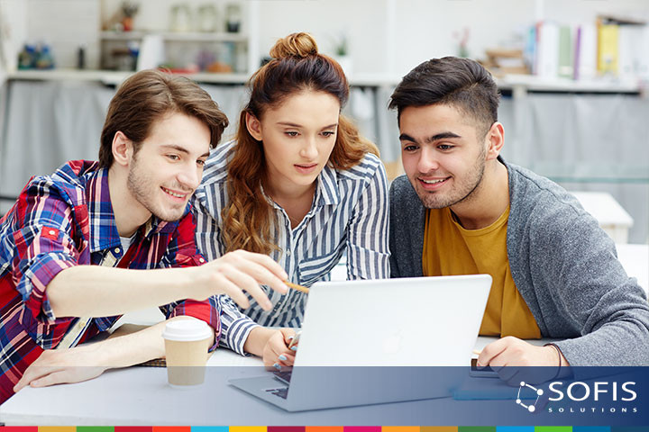 Jóvenes trabajando frente a una computadora