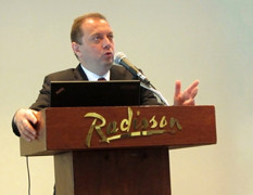 Hombre dando una ponencia