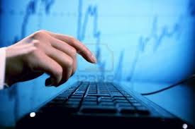 Persona frente a una computadora