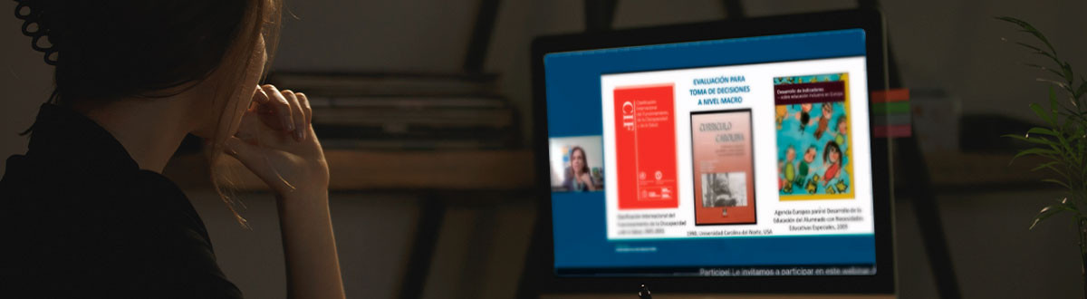 Mujer viendo en una computadora un webinar.