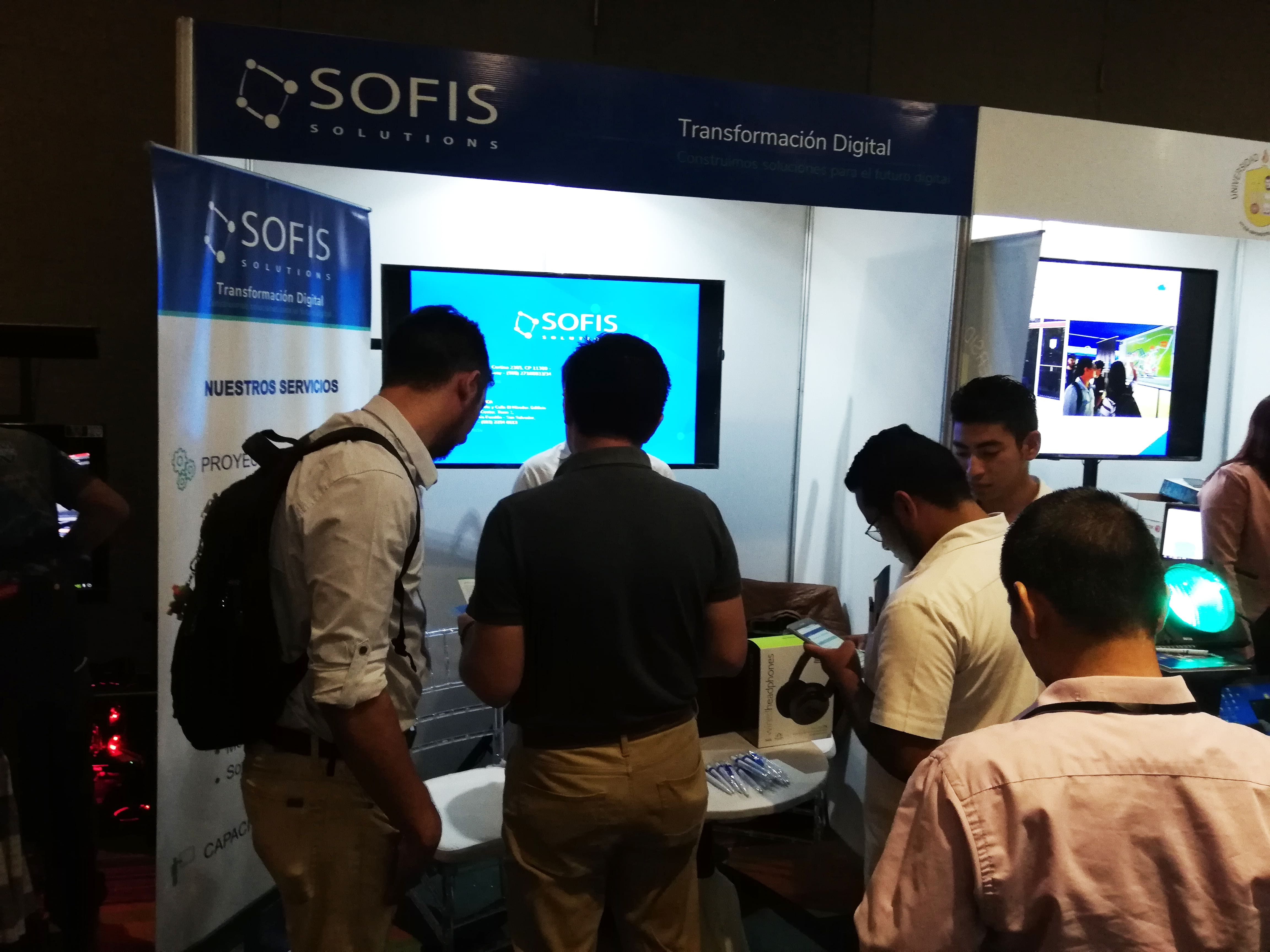 Personas participando en una feria de tecnología.