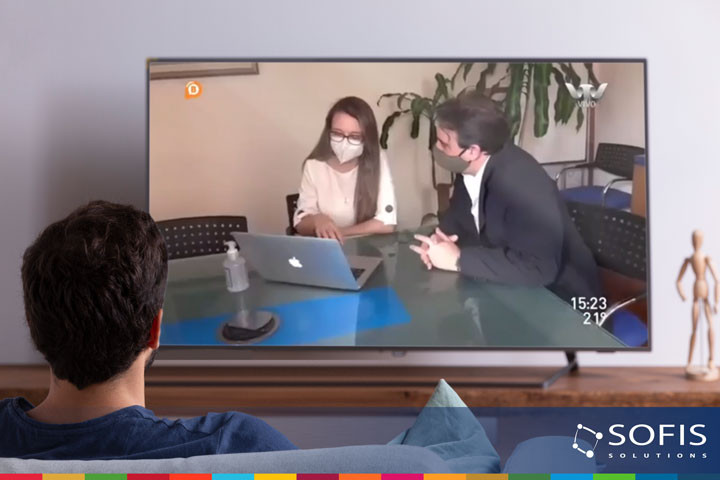 Mujer y hombre viendo una computadora