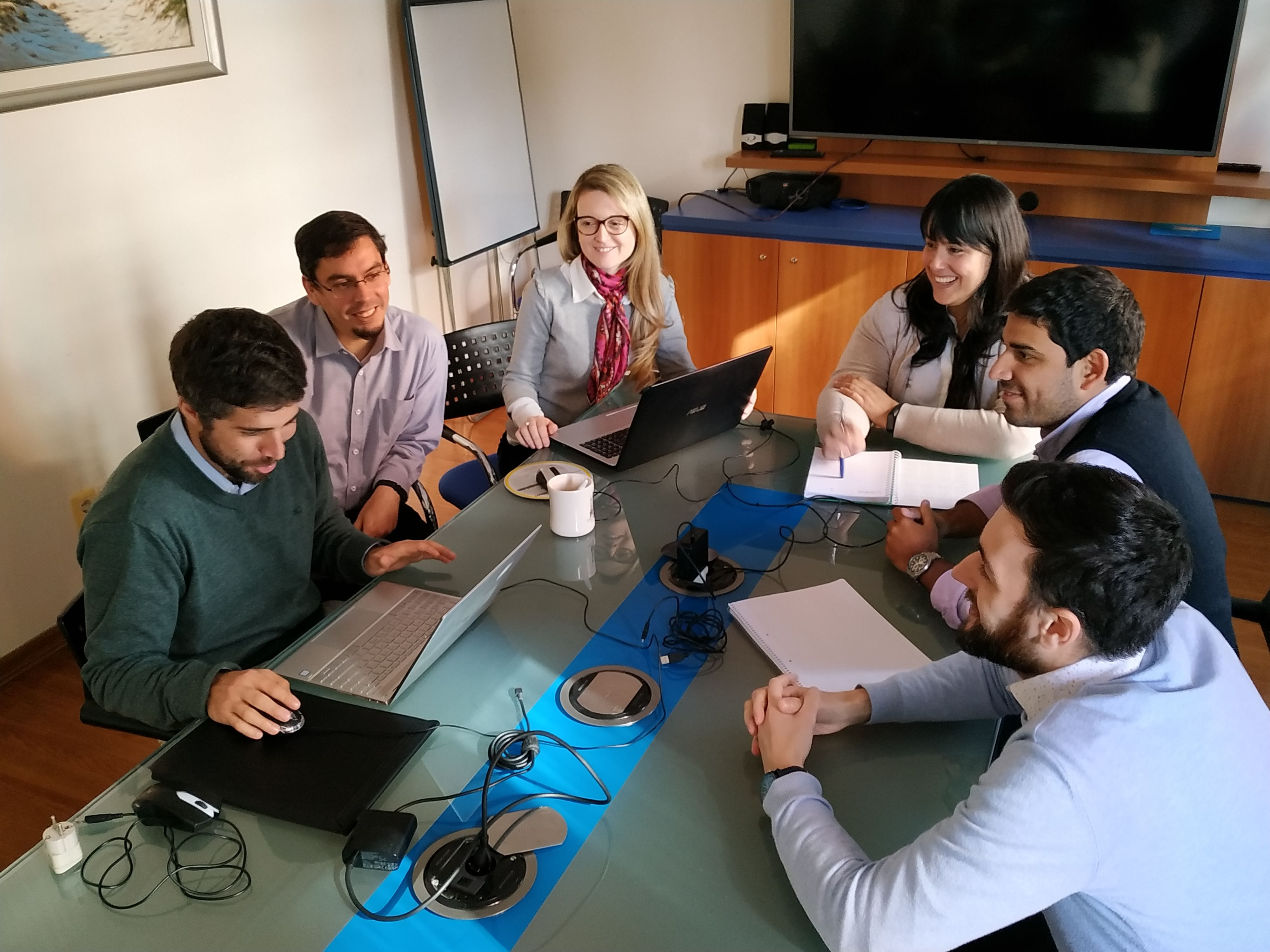 Grupo de personas en una reunión de trabajo