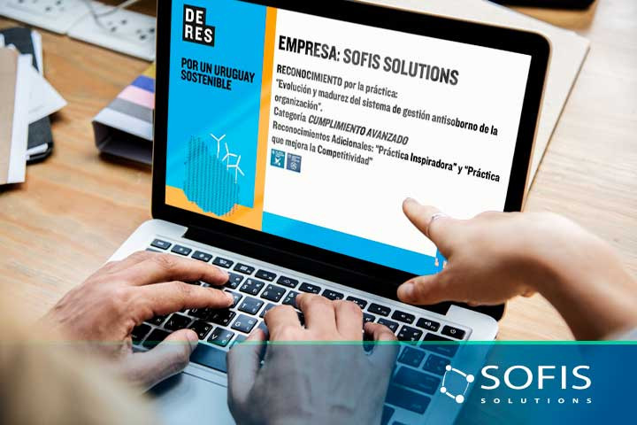 Personas frente a una laptop viendo un webinar.