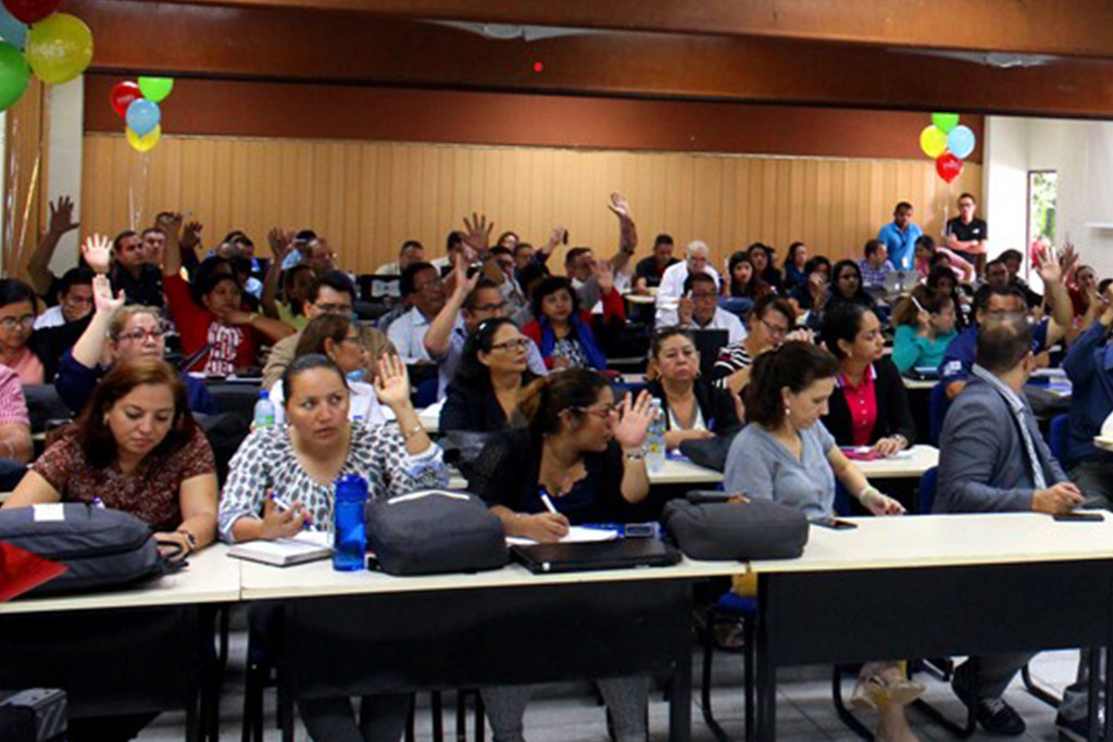 Personas participando en un taller