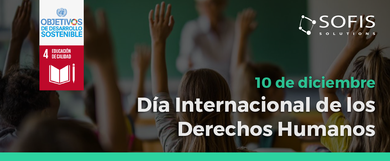 Niños levantando la mano