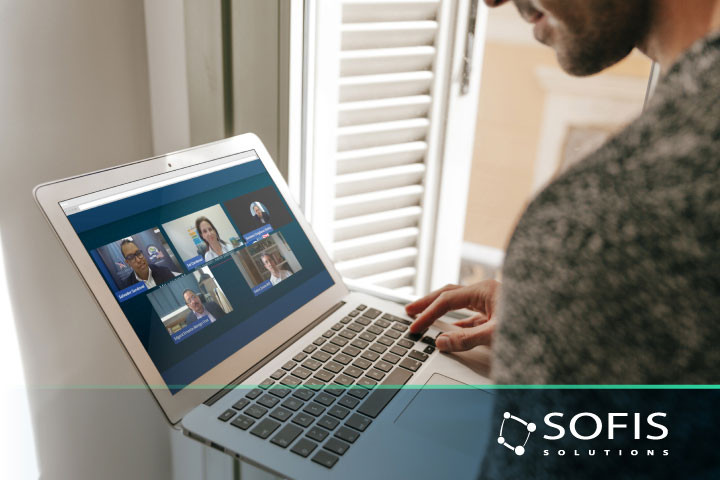 Hombre viendo un webinar