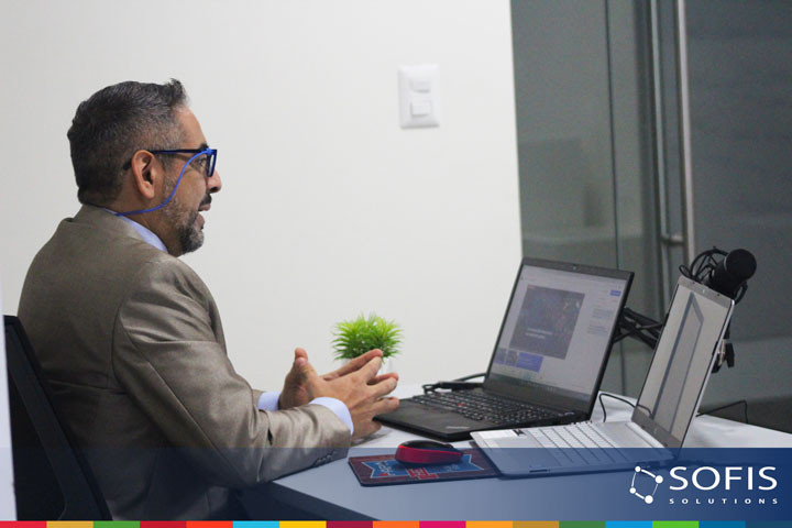 Hombre dando una charla virtualmente