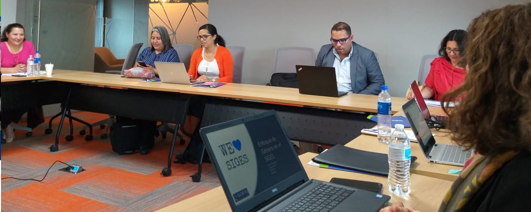 Autoridades de FOMILENIO participando en taller del SIGES