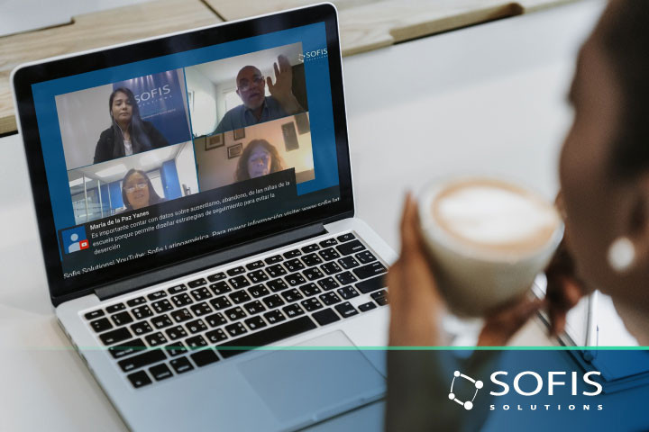 Mujer viendo un webinar