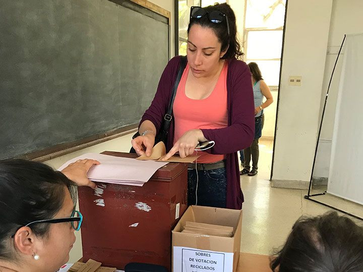 Mujer votando