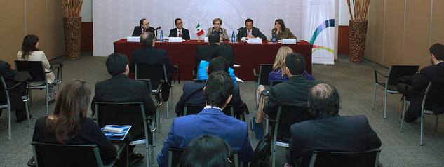 Personas en un taller