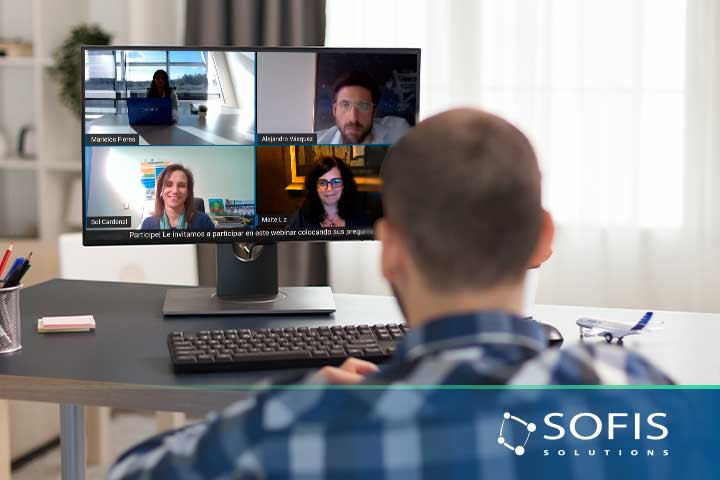 Hombre viendo un webinar en una computadora