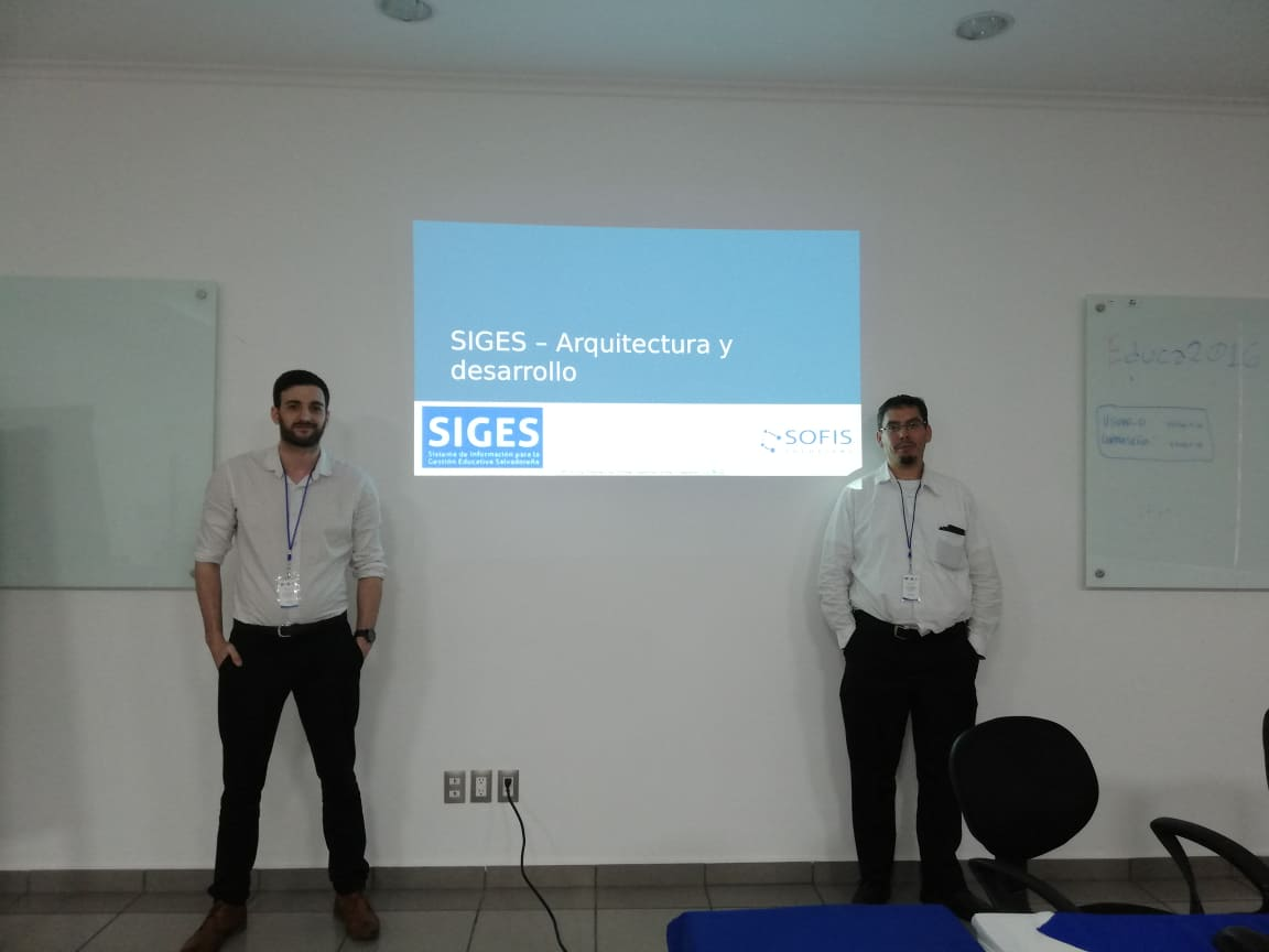 Instructores brindando una capacitación del SIGES