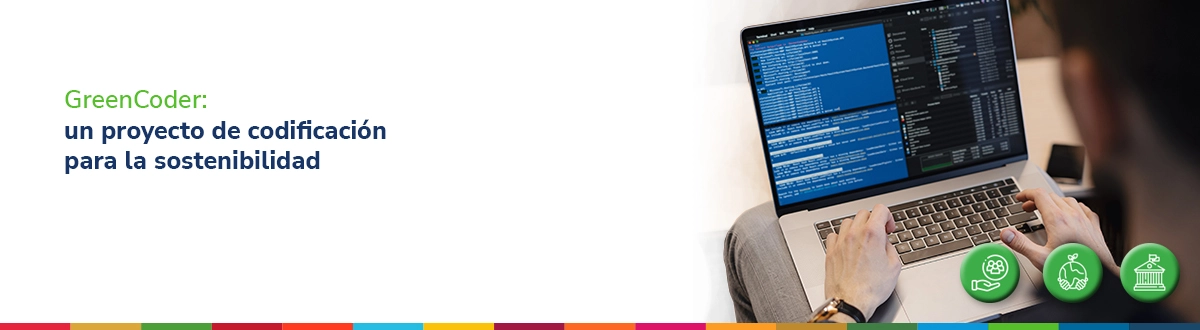 Desarrollador de software programando frente a una computadora