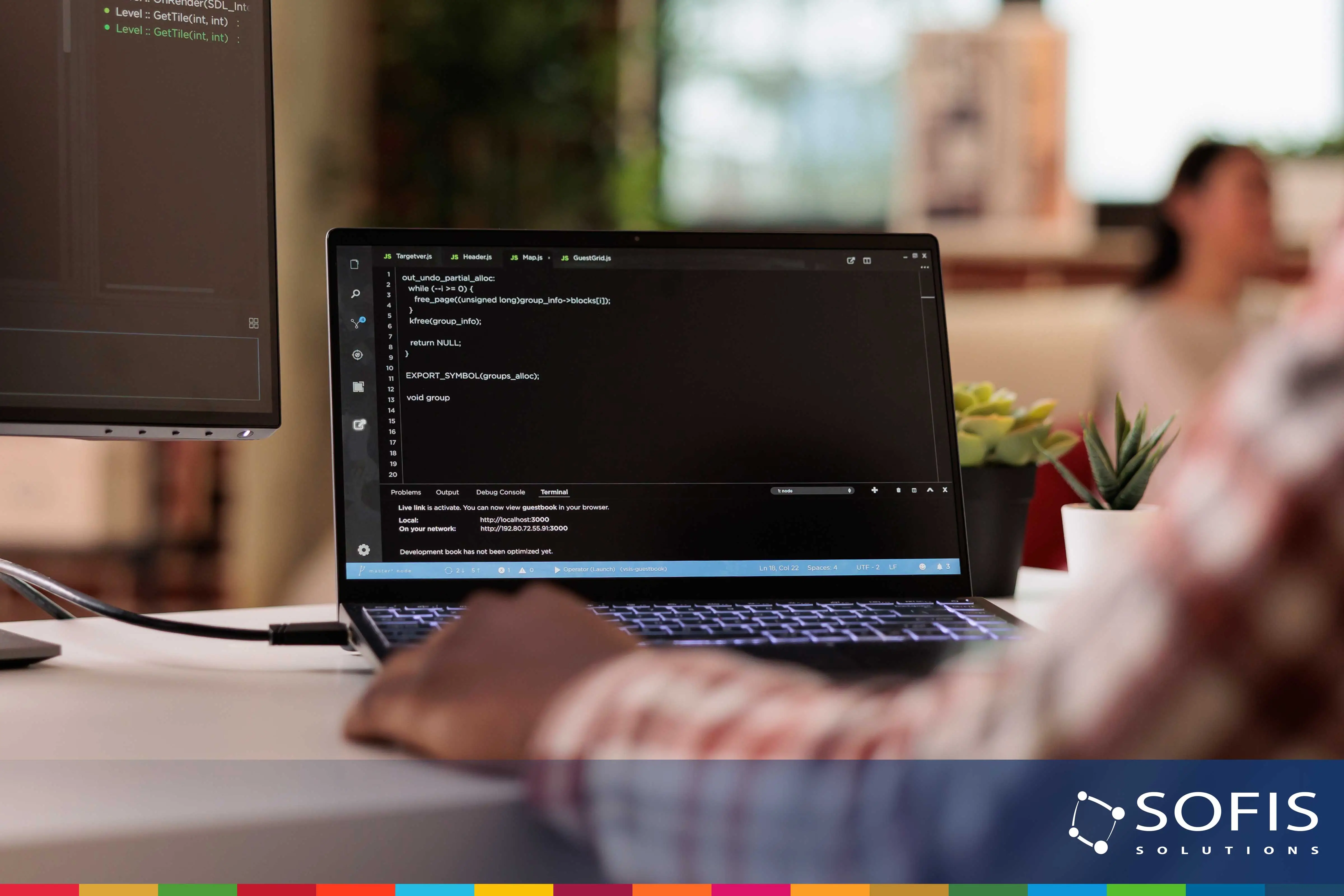 Desarrollador de software programando frente a una computadora
