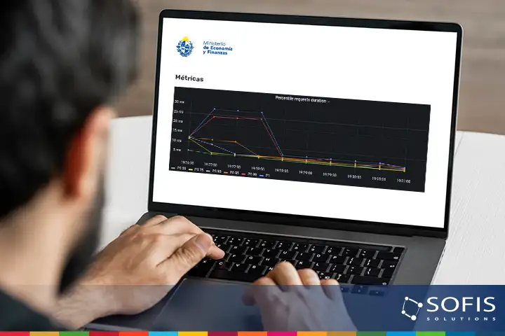 Hombre frente a una computadora observando Métricas del sistema del MEF