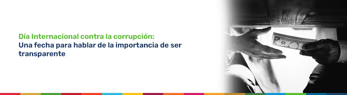 Ḿanos de personas entregando y recibiendo dinero