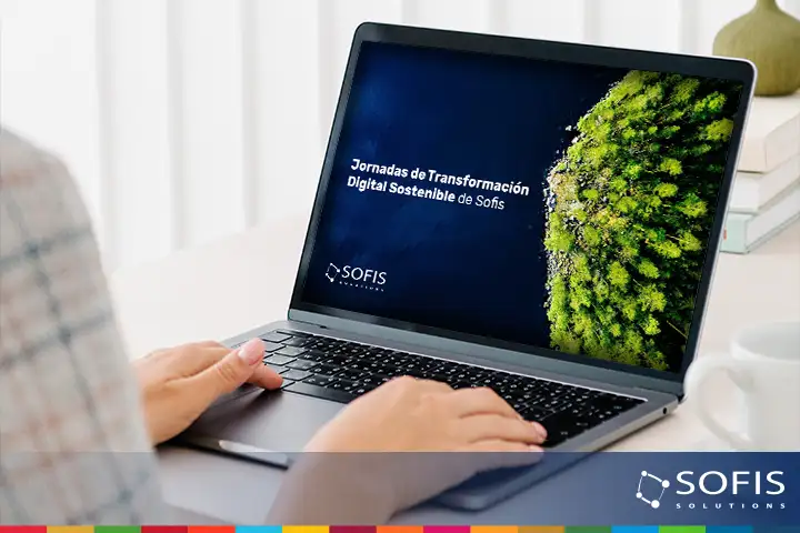 Persona frente una pantalla de una computadora