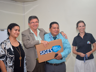 Authorities from MINED and FOMILENIO presenting the award.