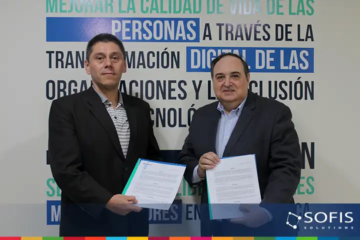 Dos hombres mostrando unos documentos en papel.