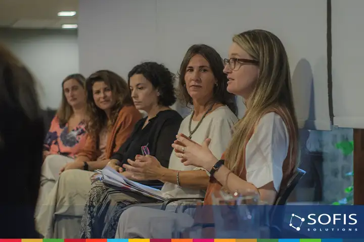 Mujeres participando en un conversatorio